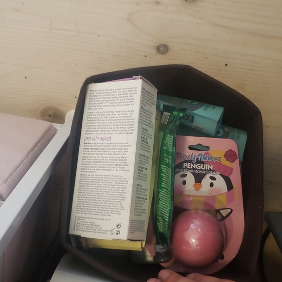 Listing for my cosmetics show - Picture 4 of 4